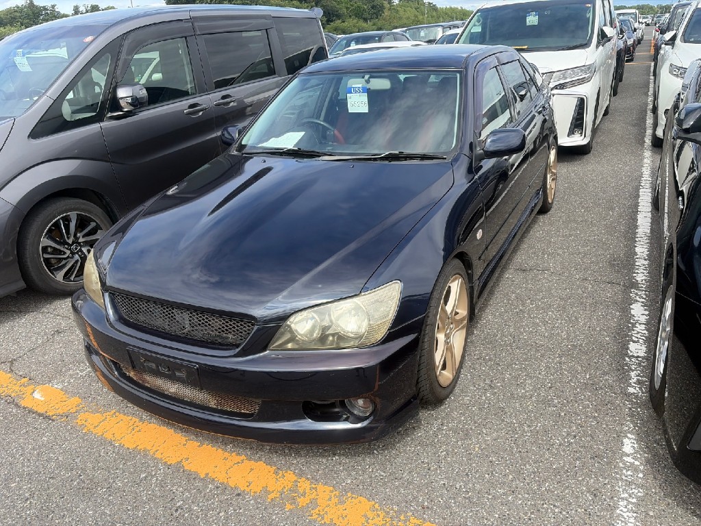 Front-right view of a Toyota Altezza at USS showing bronze wheels and auction lot sticker